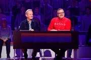 Rateteam-Kapitän Elton (r.) und der ehemalige 'ZDF Hitparade'-Moderator Uwe Hübner (l.) bilden ein Rateteam.
