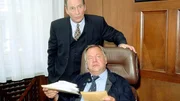 Kehler (Wolfgang Bathke, sitzend) und Lotze (Henry van Lyck) können sich kein klares Bild über die Tathergänge der Bombenanschläge machen.