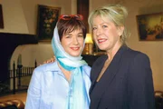 "Schlosshotel Orth", "Freundinnen." Die Freundinnen Ilse und Monika feiern in Gmunden Geburtstag und ein Wiedersehen mit Eva. Doch die schöne Zeit wird bald durch ein tragisches Geständnis von Monika überschattet. Vinzenz' Angriffe auf Fanny nehmen kein Ende. Felix will sie trösten, doch da ereilt ihn ein Anruf von Eva: Es geht um Ruth. Die Unternehmensleitung nimmt die Einsparungen im Schlosshotel selbst in die Hand und beginnt mit Personalkürzungen, deren erstes Opfer Sebastian ist. Im Bild (v.li.): Krista Posch (Monika Reider), Barbara Ahren (Ilse Liebig).