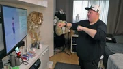 Kevin (aka Dragqueen Vanity Trash) will abnehmem und trainiert mit Anweisung