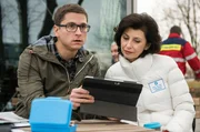 Elias Bähr (Stefan Ruppe, l.) und Karin Patzelt (Marijam Agischewa, r.) sprechen über Elias’ Schwester Suse.