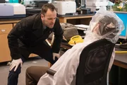 Der berühmte Krebsforscher Barry Granger (Jason Danieley, r.) wurde tot in seiner Dusche aufgefunden, erstickt durch Helium. Obwohl er einen Abschiedsbrief auf den Knien hatte, hat Holmes (Jonny Lee Miller, l.) Zweifel daran, dass es Selbstmord war ...