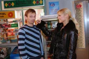 Jürgen (Oliver Bokern, l.) gelingt es, Sabrina (Nina-Friederike Gnädig, r.) zu einem gemeinsamen Abend zu überreden.
