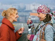 Ingrid Rischke (Jutta Kammann, links) genießt mit Karla Seyfried (Jenny Jürgens) ihre neu gewonnene Freiheit.