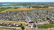 Die Grav-Insel: Der weitläufige Campingplatz am linken Niederrhein bietet über 2.000 Stellplätze für Dauercamper und zieht in der Hochsaison bis zu 15.000 Gäste an – ein grünes Paradies direkt am Rhein.