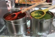 Mexiko-Stadt hat extrem viele Einwohner und alle lieben es, zu essen. Andrew Zimmern reist dorthin, um dort ganz besondere Speisen und Getränke zu versuchen ...