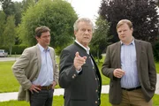 Als sein Alibi wackelt, fühlt sich Vereinspräsident Kahler (Michael Schwarzmaier, m.) von den Kommissaren Hartl (Michael A. Grimm, r.) und Lind (Tom Mikulla, l.) unter Druck gesetzt.