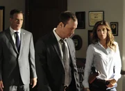 Zu ihrem Missfallen m&uuml;ssen Jackie (Jennifer Esposito, r.) und Danny (Donnie Wahlberg, M.) einen Stadtrat und guten Freund Franks verh&ouml;ren: Tommy Mancini (Richard Burgi, l.) ...