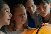 SRF DOK Drachennest - Abschied vom Elternhaus. Wenn Eltern sterben, gilt es, Abschied zu nehmen. Nicht nur von Menschen, sondern auch von Dingen, welche sie ein Leben lang begleitet haben.