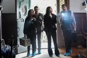 V.l.: Allie Rajan (Mandeep Dhillon), Josh Folsom (Matt Lauria), Serena Chavez (Ariana Guerra) und Beau Finado (Lex Medlin)  +++