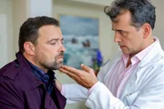 Schönheitschirurg Dr. Heldt (Michael Masula, r.) hätte da ein paar Vorschläge, um Georgs (Jürgen Maurer) Aussehen zu verbessern.