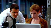 Logan (Chris Noth) und Wheeler (Julianne Nicholson) recherchieren im Internet und finden heraus, dass eine Angestellte der ermordeten Talkshow-Moderatorin ein falsches Spiel treibt.