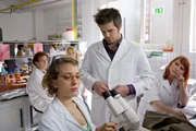 Alle glauben Claudia (Nora Binder, 2.v.li.) hat Krebs, Thomas (André Willmund 2.v.re.) hat keine Lust sich mit ihr ein Microskop zu teilen.