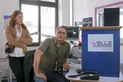 Eine brisante Radiosendung kündigt Stefan Ross (Alexander Onken, r.) zum Missfallen seiner Chefin Petra Wiesner (Marie Munz, l.) für den nächsten Tag an. Kurz darauf ist der Starmoderator tot.