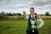 Anneke ist die erste Schützenkönigin in der 365-jährigen Geschichte des Schützenvereins Hankensbüttel und Isenhagen. Erst seit wenigen Jahren können Frauen überhaupt Majestät werden und Anneke hat es geschafft. Doch gerade zu Beginn ihrer Regentschaft schlugen ihr auch Skepsis und Vorbehalte entgegen. Wie sieht es zum Ende ihrer einjährigen Amtszeit aus?