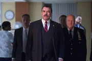 Während Danny damit kämpft, an seinem Hochzeitstag in einem Mordfall an einer ermordeten Braut ermitteln zu müssen, hat Frank (Tom Selleck) mit den Methoden seines Sohns Jamie zu tun ... Während Danny damit kämpft, an seinem Hochzeitstag in einem Mordfall an einer ermordeten Braut ermitteln zu müssen, hat Frank (Tom Selleck) mit den Methoden seines Sohns Jamie zu tun ...