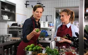 Annalena ist nach Frankfurt gefahren, um ihrer Freundin Christine zu helfen. Von links: Annalena Brunner (Heidrun Gärtner) und Christine Schumann (Gabrielle Odinis).