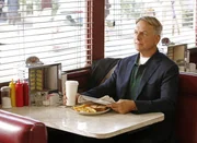 Während das Team einen Fall von Fahrerflucht untersucht, versucht Gibbs (Mark Harmon) die Unschuld einer Navy Sanitäterin reinzuwaschen ...