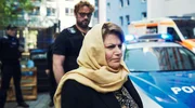 Schweinebacke (Ronald Zehrfeld) staunt nicht schlecht: Barros Mutter (Ferial Hajo) möchte ihren Sohn sprechen.