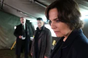 Cathrin Blake (Désirée Nosbusch) ist sich sicher, endlich die Überreste ihres verschollenen Mannes gefunden zu haben. Polizeichef Sean Kelley (Declan Conlon, li.) und Kommissar Callum (Vincent Walsh) beobachten sie.