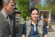 Tierärztin Dr. Mertens (Elisabeth Lanz, r.) ist empört darüber, dass sich Dr. Pflockner (Andreas Brucker, l.) ohne jegliche Befugnisse in ihre Angelegenheit mischt.