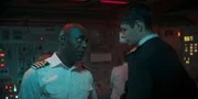 Kommandant Newsome (Paterson Joseph, l.) und Matthew Doward (Lorne MacFadyen, r.), der den ermordeten Craig Burke am Sonar ersetzte.