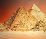 Die Großen Pyramiden von Gizeh wurden während der vierten Dynastie des Alten Ägyptens, zwischen 2600 und 2500 vor Christus, erbaut.