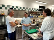 V.l.: Alain Weissgerber, Tim Mälzer, Thomas Dorfer +++ Die Verwendung des sendungsbezogenen Materials ist nur mit dem Hinweis und Verlinkung auf RTL+ gestattet.