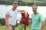 Moderator Daniel Aßmann (r) mit Elias Sturm, der hat einen Weinberg am Koepchenwerk angelegt hat.