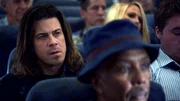 Um den Tod der jungen Ashley aufzuklären und an Beweise zu gelangen, gibt sich Eliot (Christian Kane) über den Wolken als Flugsicherheitsbegleiter aus.