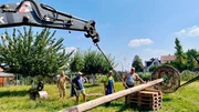 Das Storchennest haben sie im Verein selbst bebaut. Montiert haben sie es auf einen alten Strommast aus Holz.
