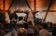 v.r.n.l..: Schwangere Männer wie Marcus Neuweiler gibt’s nur in der Comedy Scheune. Elsbeth Gscheidle (Birgit Pfeiffer / Die Gscheidles) erklärt ihm haargenau wie eine Geburt abläuft.