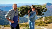Moderatorin Tamina Kallert (r) mit Philipp Eschgfeller bei der Latschenkiefer-Ernte im Sarntal.
