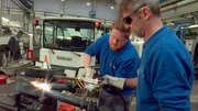 Robert Schammbach und Fabian Hartmann sind KFZ-Mechatroniker in der Fuhrparkwerkstatt am Frankfurter Flughafen, der größte Spezialwerkstatt der Welt.