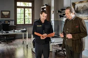 Max (Nepo Fitz, l.) zeigt Beissl (Andreas Giebel, r.) die eMail Korrespondenz der Entführten.