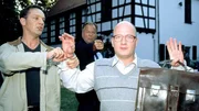 Achim Fiedler (Holger Kunkel, re.) wird von den Beamten Bongartz (Max Gertsch, li.) und Kehler (Wolfgang Bathke) als Tatverdächtiger festgenommen.