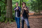 Die Kriminalkommissare Freddy Breyer (Robin Sondermann) und Judith Mohn (Christina Hecke) stellen den Täter im naheliegenden Waldgebiet.