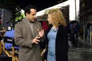 Die Exfrau von Brad Terry, einem berühmten Fernsehdetektiv, wird ermordet, während sich der Star gerade vor ihrem Haus mit Paparazzi herumschlägt. Monk (Tony Shalhoub, l.) und Sharona (Bitty Schram, r.) ermitteln am Filmset des Serienstars.