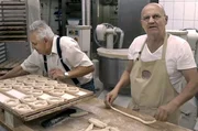 Arnd (re.) übernahm von seinem Vater (li.) die traditionsreiche Backstube: Noch heute arbeiten sie zusammen, zum Beispiel beim Brezeln backen.
