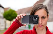 Mit Mann und Kind zieht Anne Münch als filmische Stadtschreiberin von Potsdam nach Lenzen (Elbe) im äußersten Nordwesten Brandenburgs. Hier will sie leben, die Stadt erkunden und die Menschen kennenlernen. Sie taucht ein ins lokale Geschehen, tanzt Zumba und wird Mitglied des Karnevalsvereins. Ein Jahr „vor Ort“ filmt sie ihre Erfahrungen und Begegnungen. Wie lebt es sich in Lenzen? - Stadtschreiberin Anne Münch in Lenzen.