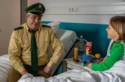 Riedl (Paul Sedlmeier, l.) trägt vor seinem Zimmernachbar Paul (Milo Mahir, r.) etwas zu dick auf, was seine Kopfwunde angeht.