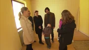 Eva Brenner und John Kosmalla begutachten mit der Familie das Haus