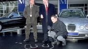 Die Kommissare Kehler (Wolfgang Bathke, li.) und Bongartz (Max Gertsch, re.) wollen wissen, ob der Angestellte des Autohauses (Erich Bar) weiss, warum sein Chef ermordet wurde und ob es mögliche Feinde gibt.