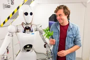 Checker Tobi am DFKI - Forschungszentrum für künstliche Intelligenz Bremen mit Roboterfrau Aila.