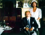 Baby Schimmerlos (Franz Xaver Kroetz) und Mona (Senta Berger) sind zu Besuch bei Konsul D&uuml;rkheimer. Obwohl Baby nach einem Autounfall im Rollstuhl sitzt, m&uuml;ssen dringend ein paar Fragen zu einem 300-Millionen-DM-Gesch&auml;ft gekl&auml;rt werden.