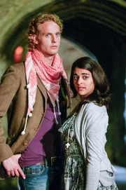 Alfie Wilkinson (Jack Fox) und seine Kommilitonin Sophie Barton (Natalie Dew) rechnen sich große Chancen auf den 5000-Pfund-Scheck aus, der auf die Gewinner des Quizwochenendes wartet. Bevor die Show richtig in Gang kommt, entdecken sie die Leiche ihres Mitkandidaten.