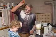Opa Karl (Peter Rauch) und Felix (Piet Eckert) komplett mit Mehl bedeckt.