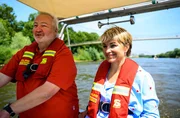 Moderatorin Sabine Heinrich (r) reist einmal schräg durch NRW und trifft in Minden Volker Zoerb von der DLRG, der sie mit auf Weser-Kontrollfahrt nimmt.