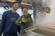 Martin Sabourin (re.) und sein Sohn Félix (li.) kochen gemeinsam jedes Frühjahr in großen Kesseln Baumwasser zu Ahornsirup ein.