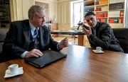 Oberstaatsanwalt Bernd Reuther (Rainer Hunold, l.) und Kommissar Max Fischer (Max Hemmersdorfer, r.) besprechen die Ergebnisse der bisherigen Ermittlungen.